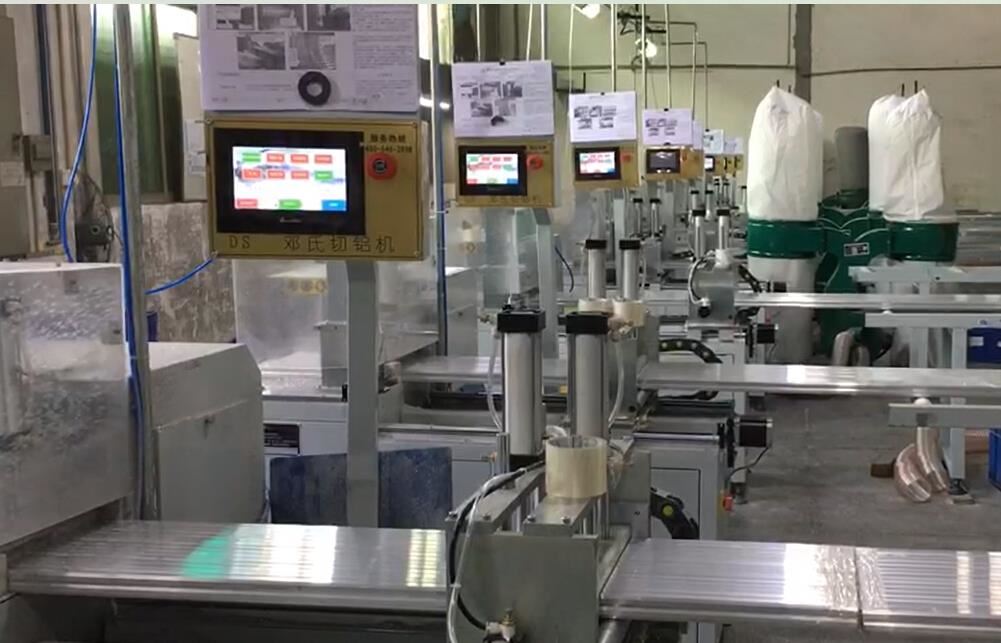 切鋁機(jī)客戶使用現(xiàn)場(chǎng)，8臺(tái)切鋁設(shè)備并切，3人操作