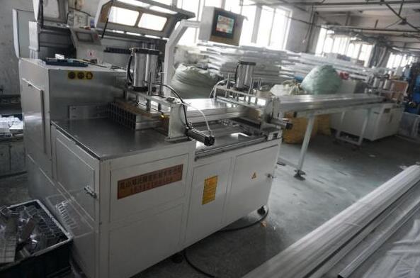半年內(nèi)在鄧氏訂購3臺全自動切鋁機，初次竟為采購鋸片而來
